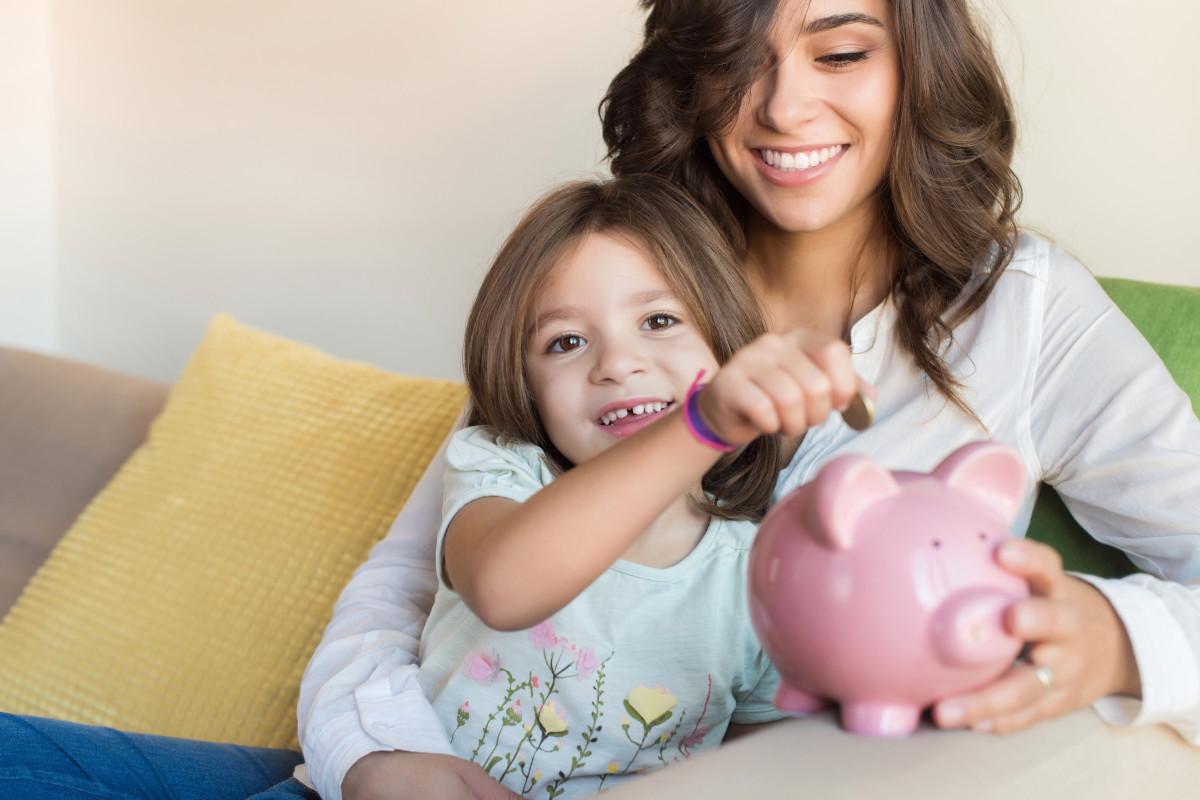 rdfs - how to teach your kids about money - mother and daughter with piggy bank